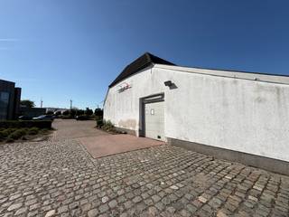 Geef uw onderneming een plek met karakter op een toplocatie langs de E313. Aan de Houtstraat 1 in Oevel combineert dit kantoor- en opslagcomplex een strategische ligging met een herkenbare uitstraling, veelzijdige ruimtes en een eigen binnenplein. Een interessante opportuniteit voor ondernemers die kantoor, vergaderen en opslag op één adres willen samenbrengen. De foto's uit de reportage omvatten voorlopig enkel de rechtervleugel!<br /><br />Extra troef: uitbreiding tot tegen de E313<br />In overleg kan bijkomend een deel van de naastliggende grond worden afgesplitst en aan het verkochte perceel worden toegevoegd, zodat dit tot tegen de E313 reikt. Dat biedt een interessante piste voor ondernemingen die eventuele publiciteit langs de snelweg willen onderzoeken. De omvang en voorwaarden van deze uitbreiding zijn op aanvraag. De mogelijkheden voor publiciteit blijven afhankelijk van de geldende voorschriften en de vereiste toelatingen.<br /><br />Ruimte voor uw onderneming én voor parking<br />Er is reeds een ruime zone voorzien voor parking, een praktische troef voor uw onderneming. De definitieve perceelsafbakening wordt vastgelegd bij de nog te realiseren perceelsafsplitsing, die bij het vinden van een koper wordt opgestart.<br /><br />Een werkomgeving met een eigen identiteit<br />De voormalige Hoeve Houterveld bestaat uit twee witte bouwvolumes rond een binnenplein. De herkenbare gevels, hellende daken, grote glaspartijen en zichtbare dakstructuur geven het geheel een karakter dat u niet in elk bedrijfsgebouw vindt. De kantoorverdieping geniet van een aangename natuurlijke lichtinval.<br /><br />De kantoorvleugel beschikt op het gelijkvloers over een afzonderlijke inkom, verschillende gebruiksruimten, een keuken, bergingen, een serverlokaal en sanitair. Op de verdieping bevinden zich drie bureauruimten, een vergaderzaal, een ontspanningsruimte en een bijkomende berging.<br /><br />De tweede vleugel biedt meerdere opslagruimten, een schuurvolume en eigen voorzieningen met keuken en sanitair. Boven vindt u een ruime zolder met mezzanine en een afzonderlijke opslagruimte. Zo combineert u een representatieve werkomgeving met praktische bedrijfsruimte, verder in te richten en te renoveren volgens uw professionele behoeften en de geldende voorschriften.<br /><br />Beschikbaarheid<br />Rechtervleugel vrij van gebruik, linkervleugel verhuurd onder het gemeenrecht tot en met 31/8/28 (minnelijke beëindiging kan worden bekeken).<br /><br />Energie en erfgoed<br />Beide niet-residentiële eenheden beschikken over een EPC met label F:<br />Houtstraat 1: certificaat 20240620-0003287135-KNR-1.<br />Houtstraat 1 bus 1: certificaat 20250707-0003640394-KNR-1.<br />Asbestattest in opmaak.<br /><br />Het geheel is opgenomen in de vastgestelde inventaris van het bouwkundig erfgoed als Hoeve Houterveld en is niet beschermd als monument. Voor renovatie en eventuele wijzigingen in gebruik gelden de toepasselijke stedenbouwkundige en erfgoedregels.<br /><br />Stedenbouw en ligging<br />BPA Houtstraat (06/01/1989): industriezone met zone non-aedificandi (bouwvrije zone). Geen verkavelingsvergunning van toepassing en geen maatregelen bekend onder MVO. Voorkooprecht ten gunste van De Vlaamse Waterweg nv.<br /><br />Perceel C286B: P-score A en G-score A; niet gelegen in een afgebakend overstromingsgebied, afgebakende oeverzone of aangeduid watergevoelig openruimtegebied.<br /><br />Zoekt u een bedrijfslocatie met karakter langs de E313? Contacteer Krian Vastgoed voor een persoonlijk bezoek en ontdek de ruimtes, de voorziene parkeerzone en de mogelijke perceelsuitbreiding ter plaatse.