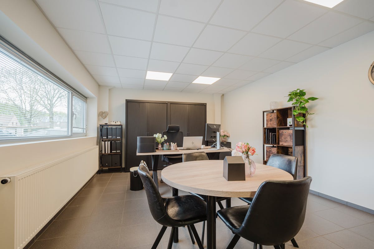 Immeuble commercial avec maison à vendre à Moen - photo 3