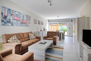 In een rustige buurt van Evergem, op een perceel van 295 m², vind je deze uitstekend onderhouden halfopen bebouwing uit 2010. De woning biedt...