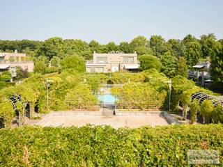 <span>CONTACT </span><br /><span>Jeroen Vandormael: jeroen@vastgoedvalkenborgh.be | 0498/05.76.72 </span><br /><br />In de nabijheid van Bokrijk, op de scheidingslijn tussen Genk en Hasselt, bevindt zich dit verzorgd gelijkvloers appartement. Het appartement maakt deel uit van Residentie Bokrijkpark, een ruim opgevat domein met villa-appartementen verspreid over een uitgestrekt, groen terrein. De residentie is ingericht als een aangelegd woonpark waar rust, comfort en discretie centraal staan en waar men kan genieten van een bijzonder aangename leefomgeving. <br /><br />Het domein ademt een ontspannen sfeer uit en biedt haar bewoners toegang tot diverse ontspanningsfaciliteiten, waaronder een verwarmd openluchtzwembad, een petanquebaan, een fitnessruimte en een wellnessruimte met sauna en ontspanningszone. De groene omgeving en de verzorgde aanleg maken dat wonen hier aanvoelt als verblijven in een rustig vakantieoord, met tegelijk een uitstekende bereikbaarheid richting Genk, Hasselt en de belangrijkste verbindingswegen. <br /><br />Voor extra gemoedsrust is de toegang tot het domein beveiligd en gecontroleerd, via afgesloten toegangswegen met camerabewaking en poortvergrendeling. Als bewoner maakt men gebruik van een afzonderlijke toegang die leidt naar de ondergrondse parkeergarage. Bezoekers kunnen parkeren op de voorziene bezoekersparking, eveneens toegankelijk via een afgesloten poort. <br /><br />INDELING <br />Gemeenschappelijke inkomhal met lift. <br />Gelijkvloers: <br />De privatieve inkomhal, voorzien van een gastentoilet met lavabo, vormt een aangename ontvangst en verleent toegang tot de verschillende leefruimtes. De lichtrijke woonkamer (toegang tot terras) met eetplaats vormt het centrale leefpunt van het appartement en staat in directe verbinding met de open, praktisch ingerichte keuken. Aansluitend bevindt zich een functionele berging, uitgerust met de nodige technieken en aansluitingen voor wasmachine en droogkast, wat bijdraagt aan een optimaal dagelijks comfort. <br /><br />De slaapkamer is ruim opgevat en geniet van een rustgevend uitzicht op het omliggende groen. Aansluitend bevindt zich een dressing met vaste kastenwand, die voorziet in voldoende en overzichtelijke opbergruimte. De badkamer is stijlvol afgewerkt en voorzien van design kraanwerk en een hoogwaardige regendouche, wat het geheel een hedendaagse en verzorgde uitstraling geeft. Zowel vanuit de leefruimte als vanuit de slaapkamer heeft men directe toegang tot het zonnige terras en de privatieve tuin, wat zorgt voor een harmonieuze overgang tussen het interieur en de buitenomgeving. <br /><br />Verdieping -1: <br />Hier bevinden zich de privatieve autostandplaats (laadpaal aanwezig) en een bijzonder ruime kelderberging. Verder zijn er gemeenschappelijke faciliteiten voorzien, waaronder een fietsenstalling, een fitnessruimte en een wellnessruimte met sauna, waarvan bewoners vrij gebruik kunnen maken. <br /><br />De prachtig aangelegde tuin draagt bij aan een serene sfeer, waar u kan genieten van het buitenzwembad, een ontspannende wandeling langs charmante appartementsgebouwen en zelfs een partijtje petanque kan spelen. Woorden vallen tekort om de schoonheid van deze plek en het rustgevende gevoel dat het biedt, te beschrijven voor wie er nog niet geweest is. <br /><br />TROEVEN <br />- gelijkvloers appartement in een groene, residentiële omgeving <br />- gelegen op de scheidingslijn tussen Genk en Hasselt, nabij Bokrijk <br />- rustig woonpark met beveiligde toegang <br />- privatieve tuin en ruim zonnig terras <br />- lichtrijke leefruimte met praktische indeling <br />- dressing en ruime kelderberging <br />- ondergrondse parkeerplaats (laadpaal aanwezig - verplicht bij aan te kopen) <br />- vrije toegang tot zwembad, wellness en fitness <br />- aangename woonomgeving met parkgevoel <br />- conciërge <br />- beveiligd domein met camerabewaking <br /><br />BEKNOPT <br />Bewoonbare oppervlakte: ± 109 m² <br />Oppervlakte terras: 24 m² <br />Oppervlakte tuin: 51 m² <br />EPC: 119 kWh/m².j (Label B) <br />Bouwjaar: 2006 <br />Vaste kosten: ca. € 211/maand <br />Vraagprijs: 449.000 euro voor het appartement met de kelderberging + 30.000 euro voor de autostandplaats (verplicht bij aan te kopen) <br /><br />Meer info: www.vastgoedvalkenborgh.be of via 0498/05.76.72 