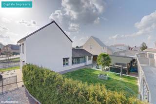 <strong>GERENOVEERDE, INSTAPKLARE VRIJSTAANDE WONING MET 3 SLAAPKAMERS IN NEEROETEREN (MAASEIK)</strong><br /><br />*** Bekijkt U deze woning via een aanverwante website? Surf dan naar https://matisimmo.be/nl/aanbod/4400795/huis-te-koop-in-3680-maaseik en klik op volgende link voor het INTERACTIEF GRONDPLAN: https://grondplan.matisimmo.be/grondplan/?map=MaaseikSchootsheidestraat12 ***<br /><br />Deze volledig gerenoveerde gezinswoning vinden we terug op een gunstige locatie in Neeroeteren, een deelgemeente van Maaseik. De omgeving typeert zich als een rustige, groene en landelijke woonbuurt, dicht bij het dorpscentrum met allerlei faciliteiten. Het centrum is vlot bereikbaar, zelfs op wandel- of fietsafstand. In de nabije omgeving bevinden zich supermarkten, bakkers, scholen, openbaar vervoer, eetgelegenheden, …<br /><br />De woning onderging in 2020 een volledige renovatie waarbij het volgende werd uitgevoerd:
<ul>
<li>Nieuwe keuken</li>
<li>Badkamer</li>
<li>Vloeren</li>
<li>Pleisterwerk</li>
<li>Plafonds</li>
<li>Dakisolatie</li>
</ul>
Verder is de woning niet onderworpen aan de renovatieplicht om een beter EPC label te behalen. Men verwarmt met gas en in de nachthal is een airco voorzien. Een extra troef is dat de woning uitgerust is met rolluiken.<br /><br />De indeling van de woning is als volgt; bij het betreden van de inkomhal geeft deze rechtstreeks toegang tot de woonkamer en met de trap toegang tot de eerste verdieping.<br />In de woonkamer geniet men van een aangename lichtinval en voldoende ruimte om in te richten als eetkamer en zithoek. Aansluitend bevindt zich de charmante, gezellige keuken met kookeiland. De keuken geniet van grote raampartijen en zicht op de naastliggende tuin. Vanuit de keuken is de praktische berging bereikbaar, alsook de badkamer. De badkamer is voorzien van een douche en wandmeubel met lavabo. De berging is uitgerust met een aansluiting voor het wasmachine. In dit gedeelte vindt men tevens het aparte toilet.<br /><br />De eerste verdieping is ingedeeld met 2 ruime slaapkamers en een ruime nachthal waar eventueel nog een speelhoek of bureau ingericht kan worden.<br />Met de vaste trap kan men naar de zolderverdieping, deze is ingericht als slaapkamer met dressing.<br /><br />Tot slot beschikt de woning over een gezellige, onderhoudsvriendelijke tuin waarbij een praktisch tuinhuis werd voorzien. De tuin is volledig omheind met veel privacy. Achteraan de woning kan men gebruik maken van de carport, deze is eveneens toegankelijk via een poort aan de straatzijde.<br /><br />Wilt u graag deze instapklare woning zelf komen bezichtigen? Neem dan vrijblijvend contact op met ons kantoor via 089/44.00.00 of <span>info@matisimmo.be</span><br /><br />De vermelde woonoppervlakte is steeds de bruikbare vloeroppervlakte overgenomen uit het EPC-verslag.<br />