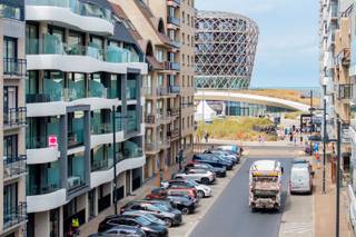 <strong>** Verkoop onder registratierechten, géén 21% BTW **</strong><br /><br />Op de 2de verdieping van residentie "Le Paris" bevindt zich dit 2 slaapkamer appartement (73m2) met 2 terrassen. Het appartement geniet een hoogwaardige afwerking en is uitgerust met de meest recente energiezuinige technieken. Gelegen op een zeer centrale locatie in het centrum van Middelkerke, op amper 50m van het vernieuwde Epernayplein en het casino. Strand, winkels en het openbaar vervoer bevinden zich allemaal op wandelafstand van het appartement.<br /><br />Enkele troeven:<br />Energiezuinig (zeer laag E-peil)<br />2 volwaardige slaapkamers met toegang tot het terras<br />Ventilatiesysteem type-D (mechanische toevoer en afvoer van lucht)<br />Geothermische warmtepomp<br />Vloerverwarming + passieve koeling<br />privatieve kelderberging inbegrepen<br />Gemeenschappelijke waterontharder<br />Apart toilet in de hal<br />Driedubbele beglazing<br /><br />Het appartement is ideaal als vaste woonst, tweede verblijf of slimme investering.<br />Mogelijkheid tot het aankopen van een afgesloten, ondergrondse garagebox. Makkelijk in te rijden en geschikt voor SUV's. (€80.000)<br /><br />Stedenbouwkundige inlichtingen in aanvraag sinds 20/08 - definitief E-peil in opmaak.<br />Bezoek mogelijk na afspraak met Serge van Center Office via 0485/61 59 22.<br /><br />