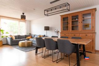 <p><span>HOBOKEN | APPARTEMENT PRÊT À HABITER AVEC 2 CHAMBRES, UNE TERRASSE ET UN GARAGE INTÉGRÉ AVEC DEBARAITTOIR, AU PREMIER ÉTAGE D'UN PETIT IMMEUBLE AVEC ASCENSEUR | EPC B |</span></p><p><span>Installation électrique conforme à l'AREI. Six panneaux solaires privés.</span></p><p><span>Agencement comme suit : hall d'entrée avec placard encastré - salon - cuisine équipée - salle de bains avec baignoire, douche et double lavabo - WC séparé - débarras supplémentaire - 2 chambres - terrasse.</span></p><p><span>Garage intégré avec porte de garage automatique - buanderie.</span></p><p><span>Situé dans un cadre verdoyant, à proximité de parcs et d'une réserve naturelle. Également à proximité immédiate des commerces, des écoles et des transports en commun.</span></p><p><span> </span></p>