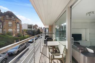 Recent appartement gelegen in een verzorgde residentie, op een topligging net achter de zeedijk in Duinbergen.Het appartement geniet van een...