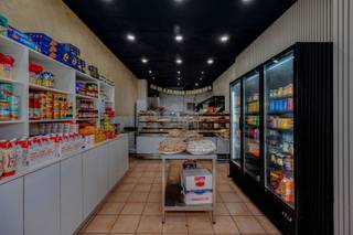 <p><span>Dit pand bestaat uit een </span><span>handelspand</span><span> met een bovenliggend </span><span>duplexappartement</span><span>. Het gelijkvloers is momenteel ingericht en in gebruik als </span><span>bakkerij</span><span>. Vooraan bevindt zich een verzorgde winkelruimte met een </span><span>brede etalage</span><span>, met achteraan de werk- en productieruimtes van de bakkerij.</span></p><p><span> </span></p><p><span>Het </span><span>appartement</span><span> bestaat uit een compacte leef- en eetruimte, een keuken, een apart toilet en een doucheruimte. Op de bovenste verdieping bevinden zich </span><span>twee slaapkamers</span><span> onder het dak.</span></p><p><span> </span></p><p><span>Indeling</span></p><p><span>- winkelruimte met etalage </span></p><p><span>- werk- en productieruimtes </span></p><p><span>- duplexappartement </span></p><p><span>- leef- en eetruimte </span></p><p><span>- keuken </span></p><p><span>- apart toilet </span></p><p><span>- doucheruimte </span></p><p><span>- twee slaapruimtes onder het dak </span></p><p><span> </span></p><p><span>Troeven</span></p><p><span>- handelspand momenteel in gebruik als bakkerij </span></p><p><span>- goede commerciële zichtbaarheid </span></p><p><span>- combinatie van handel en wonen </span></p><p><span>- duplexappartement met renovatiemogelijkheden </span></p><p><span> </span></p><p><span>Ben jij geïnteresseerd in dit handelspand met duplexappartement, ben je op zoek naar ander vastgoed of wens je de waarde van jouw eigendom te kennen? Dan ben je bij BOLT immo aan het juiste adres! Wij helpen jou graag verder.</span></p><p><span> </span></p>