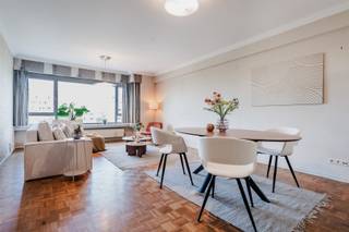 <p><span> </span></p><p><span>Welkom in dit charmante appartement op de vijfde verdieping van de residentie Olympic, met een bewoonbare oppervlakte van 91m². </span></p><p><span>Bij het binnenkomen in de inkomhal zijn er ingemaakte vestiarekasten en een bergingskast. Aan de voorkant van het appartement begeeft zich de sfeervolle woonkamer met zuidwestelijke oriëntatie, ideaal voor wie houdt van natuurlijke lichtinval. De aparte keuken is volledig uitgerust en geeft toegang tot een praktisch terras, perfect voor het plaatsen van vuilnisbakken of andere benodigdheden. Het appartement beschikt over een apart toilet, een functionele badkamer met ligbad en lavabo, en twee slaapkamers (14 m² en 9 m²). De grootste slaapkamer is rustig gelegen aan de achterzijde en biedt toegang tot een gezellig terras. De verkoopprijs betreft een instelprijs!</span></p><p><span>Nog enkele troeven op een rijtje:</span></p><ul><li><span>Gelegen op een uitstekende locatie, vlakbij de opritten van de E40 en E17 </span></li><li><span>Openbaar vervoer naar het historisch centrum op slechts 100 m wandelen</span></li><li><span>De voor-en achtergevel zijn recent gerenoveerd, wat zorgt voor een mooie uitstraling van het appartement</span></li><li><span>Een zeer gunstig EPC-label A!</span></li><li><span>Apart gastentoilet</span></li><li><span>Een privatieve kelderberging aanwezig</span></li></ul><p><span> </span></p><p><span>Mis deze unieke kans niet om eigenaar te worden van dit veelzijdig appartement. Met een beetje liefde en persoonlijke toets maak je van dit appartement een warme thuis. </span></p><p><span>Meer weten of een bezoek inplannen? Contacteer Anthes via 09/225.00.78 of mail naar anthes@defooz.com.</span></p>