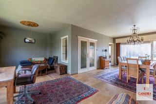 Bent u op zoek naar een woning die u volledig naar eigen smaak en stijl kan renoveren? Dan biedt deze ruime woning in Wondelgem een unieke kans.<br /><br />De woning is gelegen in een rustige straat, met een vlotte verbinding naar het stadscentrum, invalswegen, openbaar vervoer, scholen en buurtwinkels. U geniet hier van een aangename woonomgeving met alle voorzieningen binnen handbereik, terwijl u toch snel in het bruisende centrum van Gent staat.<br /><br />U betreedt de woning via de inkomhal, verder vindt u op het gelijkvloers een bureau- of hobbyruimte, ideaal voor wie van thuis uit werkt of een extra ruimte wenst. De ruime garage biedt plaats voor een wagen en bijkomende opslag. Achteraan bevindt zich de grote zuidwestgerichte tuin. Op de eerste verdieping bevindt zich een lichtrijke leefruimte met aansluitend een aangenaam terras, dat via een trap toegang biedt tot de zonnige tuin. Daarnaast vindt u er ook de keuken en een apart toilet. Op de tweede verdieping vindt u drie slaapkamers, een badkamer.<br />De mooie groen tuin is op vandaag heel ruim omdat de eigenaar het stuk bouwgrond van de buren erbij huurt. Dit kan zeker verder besproken worden.<br /><br />Komt u deze woning graag ontdekken? Contacteer Kobe via Kobe@convas.be om een bezoek in te plannen.