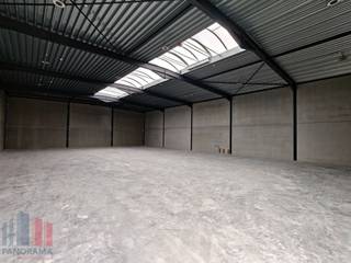 <strong>KMO-unit van 300 m² met 1 privatieve parkeerplaats te huur in Oostkamp. </strong><br /><br />De opslagruimte is opgebouwd uit een staalconstructie met aan de buitenzijde geïsoleerde betonpanelen en heeft een vrije hoogte van maar liefst 6 m. Verder is het magazijn voorzien van een automatische sectionale poort (4 x 4.20) met afzonderlijke loopdeur, raampartij en een lichtstraat. <br /><br />Tal van activiteiten mogelijk, opslag, productie,...<br />Onmiddellijk beschikbaar.<br />200 m², 300 m² of 500 m² beschikbaar.<br /><br />Strategisch gelegen tussen Brugge en Gent, met uitstekende bereikbaarheid naar belangrijke autosnelwegen zoals de E40 (oost‑westverbinding tussen o.a. Gent, Brugge en Brussel) en de E403 (noord‑zuidroute richting Roeselare en Kortrijk).<br />Contacteer <strong>PANORAMA B2B</strong> voor bijkomende inlichtingen, plannen of een vrijblijvend plaatsbezoek <strong>0479 70 70 73</strong>.