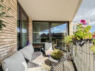 <p><span><strong>LICHTRIJK GELIJKVLOERS APPARTEMENT</strong> met 2 slaapkamers <strong>aan DE SCHELDE</strong>, nabij het <strong>CENTRUM VAN OUDENAARDE</strong>. Deze <strong>RECENTE CONSTRUCTIE UIT 2018</strong> combineert eigentijds wooncomfort met een uitzonderlijke ligging aan de oevers van de Schelde en <strong>VLAKBIJ DE JACHTHAVEN</strong>. De lichtrijke leefruimte sluit naadloos aan op het <strong>ZUIDGERICHTE TERRAS</strong>, perfect om in alle rust van het uitzicht en de <strong>ZON</strong> te genieten. Dankzij het geïntegreerde <strong>ZONNESCREEN</strong> blijft het binnenklimaat ook op warme dagen aangenaam. Het appartement beschikt verder over een <strong>PRAKTISCHE KELDERBERGING en  ONDERGRONDSE AUTOSTAANPLAATS INBEGREPEN IN DE PRIJS</strong>.De combinatie van <strong>RECENTE BOUWKWALITEIT, ENERGIEZUINIG COMFORT</strong> en een <strong>TOPLIGGING </strong>op wandelafstand van winkels, horeca en het <strong>HISTORISCHE CENTRUM</strong> maakt van dit appartement dan ook een aantrekkelijke woonopportuniteit of investering.</span></p>
<br /><span>Adres: Arrasstraat 9 te Oudenaarde<br /><br />Geen renovatieplicht; P-score: D, G-score: D</span>