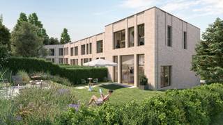 <span>Infos et visites : 02.318.18.08 ou new.brussels@weinvest.be</span><br /><span>Dans le développement des Promenades d'Uccle, au bord d'une zone forestière, découvrez le charme de votre maison familiale et ses espaces de vie particulièrement lumineux.</span><br /><span>Votre séjour disposant d'une superbe hauteur sous plafond de 4m, vous place en relation directe avec votre terrasse et votre jardin, comme si vous habitiez dans la nature. Votre maison bénéficiera des meilleures prestations énergétiques et ce grâce à un chauffage par le sol alimenté par un système de pompe à chaleur et une isolation répondant aux toutes dernières normes en vigueur ainsi que des châssis munis de triple vitrage. Venez découvrir ce magnifique projet avec l'équipe du neuf de We Invest.</span>