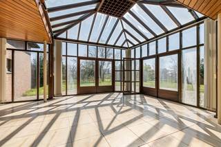 Deze unieke villa is gelegen op een ruime perceel van maar liefst 4.435 m² in het rustige Dessel en biedt de perfecte balans tussen ruimte en rustige omgeving. Met zijn doordachte indeling is deze woning ideaal voor gezinnen die op zoek zijn naar veel ruimte, zowel binnen als buiten.<br /><br />Deze woning combineert ruimte, stijl en privacy!<br /><br />Gelijkvloers: <br />Bij binnenkomst in de woning komt u direct in de inkomhal met een gastentoilet. De inkomhal geeft toegang tot een bureau/kantoorruimte, perfect voor thuiswerken of als ontspanningsruimte. De open leefruimte is een waar middelpunt van de woning, met een gezellige zithoek en een ruime eethoek. Dankzij de grote ramen geniet u hier van veel natuurlijk licht, wat een aangename, luchtige sfeer creëert. De open keuken is volledig uitgerust en biedt alles wat u nodig heeft om heerlijke maaltijden te bereiden. Aangrenzend vindt u een praktische koele berging en een tuinkamer die uitkijkt op de grote tuin.<br /><br />Verder op het gelijkvloers bevindt zich een comfortabele slaapkamer, ideaal voor wie gelijkvloers wil slapen, en een ingerichte badkamer. Een aparte wasplaats biedt extra functionaliteit, en de dubbele inpandige garage biedt plaats aan twee voertuigen en biedt extra bergruimte.<br /><br />Verdieping: <br />Op de bovenverdieping vindt u een grote polyvalente ruimte die kan dienen als speelkamer, hobbyruimte of zelfs een tweede woonkamer. De verdieping biedt verder drie ruime slaapkamers, elk met voldoende ruimte en daglicht. Deze kamers kunnen naar wens ingericht worden, van kinderkamers tot logeerkamers of een aparte dressing.<br /><br />Kelder: <br />De woning is volledig onderkelderd, wat een enorme meerwaarde biedt in termen van opslag en ruimte. Of u nu een wijnkelder, een hobbyruimte of extra bergruimte wenst, de kelder biedt talloze mogelijkheden. Hier is tevens een extra garage voorzien.<br /><br />Tuin en omgeving: <br />De villa is omgeven door een ruime tuin met volop mogelijkheden voor buitenactiviteiten, ontspanning of zelfs het aanleggen van een moestuin. De rustige ligging in Dessel biedt veel privacy, maar toch bent u op korte afstand van alle nodige voorzieningen en belangrijke verbindingswegen.<br /><br />Bijzonderheden<br />-Gunstig EPC<br />-Mooie en rustige omgeving<br />- Op de verdieping zijn er in één van de kamers voorzieningen getroffen voor het inrichten van een 2de badkamer<br />- Zeer gunstige EPC score (B-klasse)