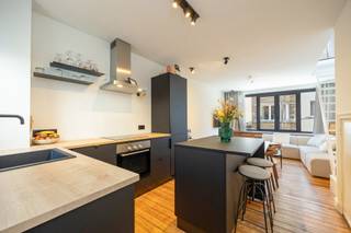 <strong>Duplex-studio op de eerste verdieping!</strong><br /><br />Bent u op zoek naar een <strong>instapklare studio</strong> vlakbij Park Spoord Noord?<br />Dan is deze <strong>één-slaapkamerduplex</strong> precies wat u zoekt!<br /><br /><strong>Indeling</strong><br />Via de gemeenschappelijke inkomhal bereiken we het appartement. U komt binnen in de <strong>volledig geïnstalleerde, moderne leefkeuken</strong>. Deze is voorzien van alle hedendaags comfort. Verder hebben we de <strong>lichtrijke leefruimte</strong> voorzien van gordijnen op maat.<br /><br />Verder hebben we een <strong>apart toilet</strong> en <strong>berging </strong>met de aansluiting van het wasmachine.<br /><br />Via de trap in de leefruimte komen we uit op de <strong>gezellige slaapkamer</strong>, eveneens voorzien van gordijnen, met aansluitend de <strong>badkamer </strong>voorzien van maatkasten, lavabo, ruime inloopdouche, handdoekverwarmer en ventilatie.<br /><br />Tot slot is er het gemeenschappelijke <strong>dakterras </strong>waarvan het privatief gebruik is opgedeeld door de basisakte.<br /><br /><strong>Extra informatie</strong><br />✔ <strong>EPC-label C</strong> – 244 kWh/m²/jaar<br />✔ <strong>Elektriciteit conform</strong><br />✔ <strong>Asbestveilig!<br /></strong>✔ Gemeenschappelijke <strong>fietsenberging</strong><br />✔ Gemeenschappelijke kosten = <strong>+-44 EUR/maand</strong>: Syndicus, verlichting van de gang, abonnementskost centrale voor branddetectie<br />✔ Nutsvoorzieningen zijn individueel<br />✔ Verkoop onder het <strong>registratiestelsel</strong><br /><br /><strong>Interesse?</strong><br />Laat deze kans niet aan u voorbijgaan!<br />Contacteer <strong>Vastgoed03</strong> via <strong>03 568 03 03</strong> of <strong>info@vastgoed03.be</strong> voor meer informatie of een bezoek.