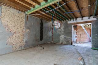 Deze ruime HOB staat klaar om verder afgewerkt te worden tot jouw ideale thuis! <br />Het grote voordeel? Je kan de woning volledig naar eigen smaak vormgeven. Van vloeren en keuken tot badkamers: jij kiest zelf de afwerking en creëert een woning die helemaal bij jou past.<br /><br />Op het gelijkvloers kom je binnen via de inkomhal, die toegang biedt tot de ruime leefruimte. De voorziene aanbouw biedt alle mogelijkheden voor een open leefkeuken met een grote glaspartij en een mooi zicht op de tuin. Verder beschikt de woning over een berging, garage, slaapkamer en badkamer.<br /><br />Op de eerste verdieping bevinden zich nog drie volwaardige slaapkamers en een tweede badkamer.<br /><br />Dankzij de ruime indeling en de vele mogelijkheden is dit de ideale woning voor wie graag zijn eigen stempel drukt en op zoek is naar een thuis die volledig naar eigen wensen kan worden afgewerkt. Bovendien geniet je van een ligging met alle nodige voorzieningen vlakbij.<br /><br />Verkoop onder registratierechten. <br /><br />Wij leiden je graag rond!