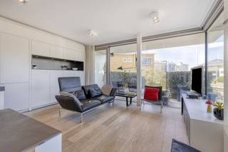 In de Rietveld-residentie Jean Prouvé te Sint-Idesbald (Koksijde) vinden we dit modern appartement (93 m²) met 2 slaapkamers en mooi terras (16 m²)...
