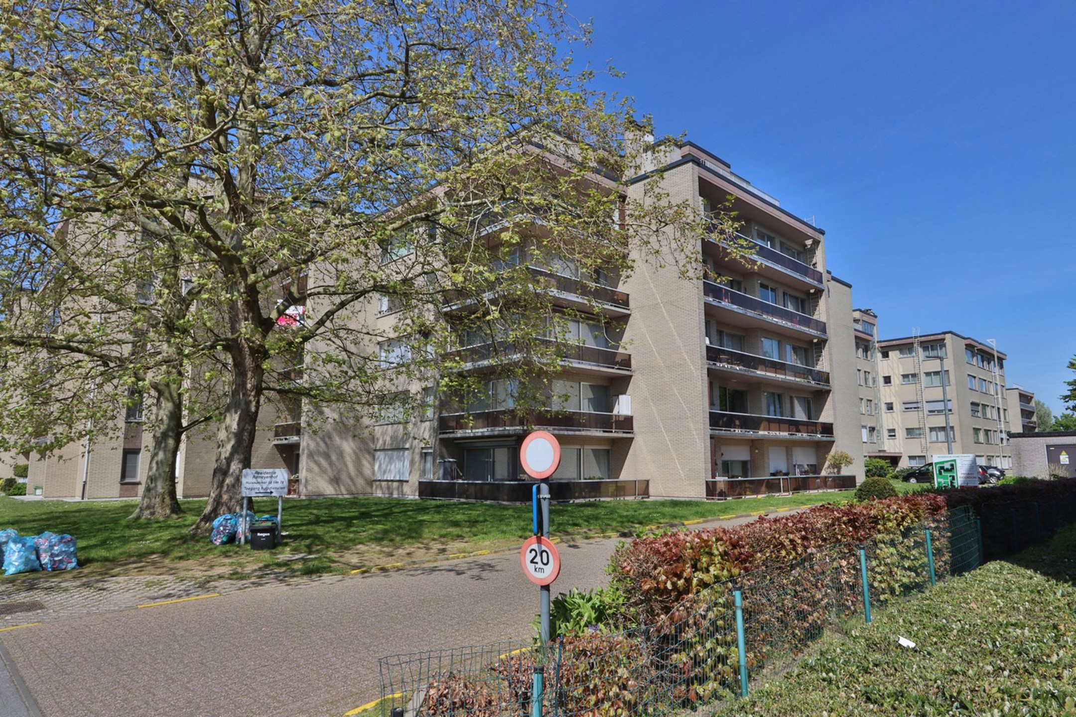 Lichtrijk 2-slpk-app. en terras in centrum van Beveren  - foto 1