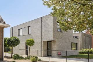 Indeling als volgt:Bij het binnenkomen word je verwelkomd in een ruime inkomhal voorzien van ingemaakte kasten en apart gastentoilet met handenwasser. De lichtrijke leefruimte met grote raampartijen sluit naadloos aan op de open, volledig uitgeruste keuken met zicht op de tuin. Alle technieken bevinden zich in de handige berging.Op de eerste verdieping bevinden zich 4 volwaardige slaapkamers en een moderne badkamer met inloopdouche en bad.Technieken &amp; energie:Deze woning is uitgerust met een grond-water warmtepomp die zorgt voor vloerverwarming, waardoor je het hele jaar door geniet van een aangenaam binnenklimaat. Dankzij het uitstekende E-peil van vermoedelijk 10 zijn je energiekosten bijzonder laag. Bovendien geniet je van een vrijstelling van onroerende voorheffing gedurende 5 jaar.Troeven:- Energiezuinige nieuwbouwwoning (E10)- 4 ruime slaapkamers- Duurzame verwarmingsinstallatie op basis van een warmtepomp- Vloerverwarming- 15 Zonnepanelen- 5 jaar vrijstelling van onroerende voorheffing- Rustige ligging in Kalmthout, nabij natuur, winkels en scholenDiversen:- Ruim bijgebouw volledig verder af te werken/in te richten naar eigen noden (mogelijkheid tot co-housing, poolhouse, tuinhuis,...)- Volledig omheinde tuinKortom, deze woning biedt alles wat je nodig hebt voor comfortabel en duurzaam wonen.VERKOOP ONDER REGISTRATIERECHTEN!(ver-)Kopen of (ver-)huren in Kalmthout, Essen en omstreken?Met vragen kan u altijd bij ons terecht! Dewaele Vastgoed Kalmthout