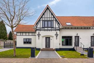 Bij het betreden van de woning komt u binnen in een zeer ruime inkomhal met een apart toilet en de trap naar de verdieping. Via de zwarte...