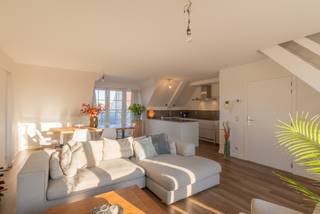 Bijzonder ruim en mooi appartement, gelegen in een gebouw van 2005 te Knokke-Westkapelle. Het appartement is volledig asbestveilig, het voldoet aan de laatste elektrische normen en het is energiezuinig met een B-label. Dubbele garage op het gelijkvloers mogelijk. <br /><br />Een praktische indeling met o.a. een mooie doorzon woonkamer met grote ramen aan beide zijden en directe toegang tot de zonneterrassen. Het zonneterras is groot genoeg om te genieten van een leuke apero of etentje met de vrienden. De open keuken is uitgerust met een keukeneiland en alle moderne gemakken die u zich maar kunt wensen. Verder op deze verdieping nog een apart toilet, twee grote slaapkamers en een tussenliggende badkamer. Op de bovenste verdieping bevinden zich nog twee extra slaapkamers en een doucheruimte. In de hal zijn er maatkasten voorzien. <br /><br />In het gebouw is er een gemeenschappelijke fietsenstalling en de mogelijkheid om een dubbele garage aan te kopen op de gelijkvloerse verdieping. <br /><br />Dit appartement is een huis op zich en kan vlot bezocht worden na afspraak met Willem Cauwels op GSM 0477/60.12.16