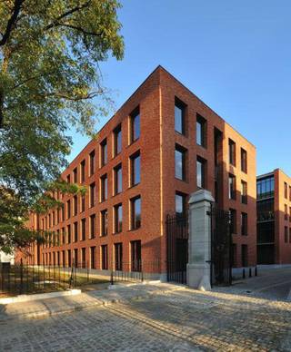 Mooie en aangename kantoren te huur in Etterbeek te midden van een gemengde zone (kantoren, woningen, studenten,etc.). De verschillende...