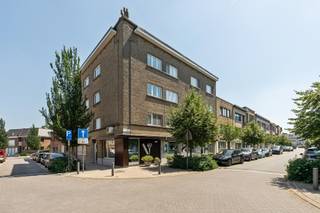 <h1><span>Versatile 128 m² ground-floor commercial space for sale in the Tentoonstellingswijk neighborhood. Ideal for independent professionals</span></h1><p><span> This spacious </span><span>128</span><span> m²</span><span>ground-floor commercial space</span><span> is situated </span><span>in a prime location in </span><span> Antwerp’s </span><span>sought-after </span><span>Tentoonstellingswijk</span><span>neighborhood </span><span>. Currently set up as a modern hair salon, but thanks to its practical layout and versatile spaces, this property is perfectly suited for a wide range of commercial activities and independent professions, such as a medical practice, physical therapy practice, law firm, architecture firm, dental practice, beauty salon, accounting firm, or consulting firm.</span></p><p><span> </span></p><p><span>Upon entering the property, you’ll find yourself in a spacious, open commercial area of </span><span>55 m²</span><span>, which is ideal as a reception, workspace, or waiting area. In addition, the property features two separate consultation or treatment rooms measuring </span><span>9 m²</span><span> and </span><span>9.5 m²</span><span>, allowing you to receive clients or patients in complete privacy.</span></p><p><span>There is also a spacious </span><span>office of 20.5 m²</span><span>, a functional kitchen of </span><span>12 m²</span><span>, two separate restrooms, and a dry basement of </span><span>13 m²</span><span> that offers additional storage space.</span></p><p><span> </span></p><p><span>Its location in the popular Tentoonstellingswijk neighborhood is a major asset. Thanks to easy access to the Antwerp Ring Road, proximity to public transportation, and the presence of numerous shops and amenities, this property is highly accessible to clients, patients, and staff.</span></p><p><span> </span></p><h3><span>Layout</span></h3><ul><li><span>Commercial space: </span><span>55 m²</span></li><li><span>Practice space 1: </span><span>9 m²</span></li><li><span>Practice space 2: </span><span>9.5 m²</span></li><li><span>Office: </span><span>20.5 m²</span></li><li><span>Kitchen: </span><span>12 m²</span></li><li><span>2 separate restrooms</span></li><li><span>Dry basement: </span><span>13 m²</span></li></ul>