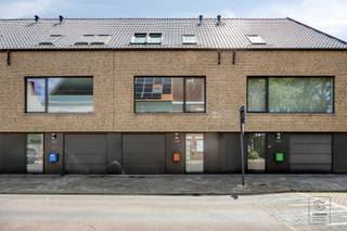 <p>Ontdek deze <strong>stijlvolle en instapklare </strong>woning, waar modern wooncomfort, een doordachte indeling en een overvloed aan <strong>natuurlijk licht</strong> perfect samenkomen.</p><p>Bij het betreden van de woning word je verwelkomd in de inkomhal met gastentoilet en directe toegang tot de ruime garage, voorzien van sectionaalpoort. Vanuit de inkomhal kom je in de volledig uitgeruste, moderne keuken met kookeiland, kwalitatieve toestellen en heel wat kastruimte. De aangrenzende eetruimte vormt het gezellige hart van de woning en geeft via een groot schuifraam uit op de volledig omheinde tuin, waar je in alle <strong>rust en privacy </strong>kan genieten. De grote raampartijen, hoge plafonds en overvloedige lichtinval zorgen in de hele woning voor een <strong>aangenaam en ruimtelijk gevoel</strong>. Bovendien is de woning voorzien van zonnewering, wat ook tijdens warme dagen voor extra comfort zorgt.</p><p>Op de <strong>eerste verdieping </strong>bevindt zich de ruime en lichtrijke leefruimte. Dankzij de slimme indeling blijft er een mooi visueel contact met de eetruimte, terwijl beide zones toch hun eigen karakter behouden. </p><p>De <strong>tweede verdieping</strong> omvat drie volwaardige slaapkamers, een apart toilet en een stijlvolle badkamer met ligbad, douche en lavabo.</p><p>Een absolute meerwaarde is de ruime kelderverdieping. Hier vind je aansluitingen voor een wasmachine en droogkast, een aparte berging én een extra polyvalente ruimte die momenteel is ingericht als bureau met praktische ingemaakte kasten. Bovendien beschikt de woning over een handige goederenlift die de kelder verbindt met de garage. Ideaal om boodschappen of zwaardere spullen moeiteloos naar boven te brengen.</p><p>Deze woning overtuigt met haar <strong>moderne afwerking</strong>, praktische indeling en verrassend ruime volumes. De combinatie van veel natuurlijke lichtinval, <strong>kwalitatieve materialen</strong>, zonnewering, talrijke bergruimte en doordachte extra's maakt van deze woning een ideale gezinswoning waar je meteen kan intrekken.</p><p>Extra: <br />- EPC 96 kWh/m2 jaar (<strong>Score A</strong> -> GEEN renovatieverplichting!)<br />- Watertoets: perceelscore A, gebouwscore A. <br />- Niet opgenomen in het maatregelenregister.<br />- Woongebied, VG, GvKr</p><p>Nabij school, winkels, autosnelweg, openbaar vervoer, etc. Voor meer info ga naar www.coenenvastgoed.be of bel 03/375.82.92.</p>