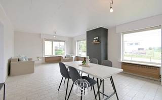 Deze ruime (net geen 200m²) opgefriste woning verwelkomt u met een inkomhal, een ruime en lichtrijke leefruimte, een afzonderlijke keuken, een badkamer, een apart toilet en een slaapkamer op het gelijkvloers. <br />Op de verdieping bevinden zich nog drie volwaardige slaapkamers.<br /><br />Verder beschikt de woning over een handige wasplaats, een riante kelder en een inpandige garage. <br />De praktisch te onderhouden tuin vormt een aangename buitenruimte, en is bijkomend voorzien van een tuinberging. <br /><br />Met enkele gerichte energetische aanpassingen kunt u deze woning omvormen tot de ideale gezinswoning.