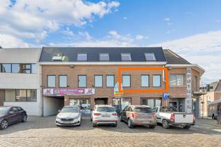 <p>Voor meer info of een bezoek, bel 053 59 49 32 - Op een centrale ligging in Aalst, Moorsel Dorp 20, bevindt zich dit <strong>appartement met twee slaapkamers op de eerste verdieping</strong>. Bij het binnentreden van het appartement hebben we een ruime inkomhal, die toegang geeft tot <strong>de lichtrijke leefruimte</strong>. Vanuit deze leefruimte kunnen we een <strong>aangenaam terras betreden achteraan het gebouw</strong>, wat extra rust meebrengt<strong>. De keuken is volledig vernieuwd</strong> en geeft toegang tot een ruime berging. Verder zijn e<strong>r twee grote slaapkamers</strong>, wat het appartement geschikt maakt voor een koppel, klein gezin of als investering. <strong>De nieuwe badkamer met inloopdouche</strong> zorgt voor extra comfort en werd modern afgewerkt. Daarnaast beschikt het appartement over een apart toilet. Er is een gemeenschappelijke kelder voorzien die elk appartement kan gebruiken. Het dak van het appartementsgebouw werd eind 2025 volledig vernieuwd. <strong>Achteraan het gebouw zijn staanplaatsen voorzien, die optioneel kunnen aangekocht worden voor 5000 euro.</strong> Het pand is gelegen op een zéér goede locatie met een bushalte op de hoek, een grootwarenhuis en bakkerij op wandelafstand. <strong>EPC-label C</strong> <strong>(geen renovatieverplichting)</strong>- <strong>Asbestveilig</strong> - Moorsel (Aalst)</p>