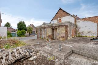 Deze bouwgrond op een hoekperceel in Viane, staat u toe te bouwen aan 6%. De vergunning is verlopen maar kan eenvoudig terug aangevraagd worden. De plannen zijn beschikbaar. De funderingen zijn reeds uitgevoerd, (facturen beschikbaar) zodat u, na heraanvraag, direct terug van start kan gaan met de bouw van uw woning; Van dezelfde eigenaar is het huis er naast eveneens te koop. Zo zou u als koper er voor kunnen kiezen om de twee eigendommen samen te brengen. U woont in een afgewerkte woning, terwijl je naast de deur bouwt aan de uitbreiding van uw woning.