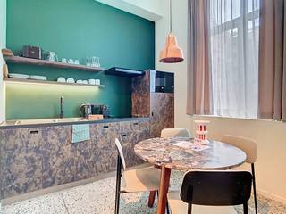 Ce petit appartement avec coin couchage séparé à vendre à Berchem est situé dans un immeuble résidentiel collectif au deuxième étage et dispose d'une surface habitable de 41 m². Disposition :- Hall d'entrée avec placards intégrés- Salon avec coin couchage- Cuisine- Salle de bain avec douche à l'italienne- ToiletteAvantages :- revenus locatifs garantis- Installations communes- Immeuble récent- ÉPIQUE BCet appartement est vendu pour un prix demandé de 169 000 euros et bénéficie d'un rendement locatif mensuel garanti.Ne peut être acheté qu'à titre d'investissement et ne peut donc pas être acheté pour un usage personnel.Vous êtes intéressé par un appartement ou une maison à vendre à Anvers ? N'hésitez pas à nous contacter. Si vous souhaitez vendre votre propre propriété, veuillez nous contacter pour une estimation gratuite, par téléphone au 03/206.76.76 ou par e-mail à antwerpen@dewaele.com.Vous pouvez également toujours vous adresser à nous pour toutes autres questions concernant l'immobilier, l'achat ou la vente