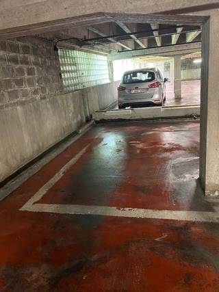 Parkeerplaats in afgesloten ondergrondse garage.