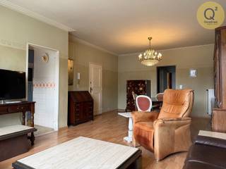 <p><br />Welkom in dit lichtrijke en aangename appartement op de derde verdieping aan de Victor Govaerslaan in Merksem. Het gebouw is voorzien van een lift, wat zorgt voor een optimaal toegankelijk en comfortabel woongevoel. Bij het betreden van de leefruimte valt meteen de royale lichtinval op dankzij de grote raampartijen aan de voorzijde. Vanuit de woonkamer stapt u zo het overdekte terras op, dat over de volle breedte strekt en een fijne buitenruimte van 7 m² biedt. Aan de achterzijde bevindt zich een tweede, intiemer terras van 2 m², direct toegankelijk via de tweede slaapkamer. De indeling is uitermate praktisch met een ruime hoofdslaapkamer van 14 m², een aparte dressing of berging, een badkamer met ligbad en wasaansluitingen, en een afzonderlijk toilet. Dankzij de gunstige locatie woont u op een zucht van buurtwinkels, scholen en openbaar vervoer, met een uitstekende en snelle verbinding richting het centrum van Antwerpen en de belangrijkste invalswegen. Met een uitstekend EPC-label B, een gemeenschappelijke fietsenstalling én het grote voordeel dat de meeste meubelen verplicht blijven staan en worden overgenomen (waardoor u bespaart op registratierechten voor roerende goederen), vormt dit op te frissen pand de ideale kans voor een starter of als waardevolle investering.</p>
<p></p>
<p><strong>Belangrijkste troeven en pluspunten:</strong></p>
<ul>
<li>Nabij winkels, scholen, openbaar vervoer en invalswegen naar Antwerpen.</li>
<li>Zeer lichtrijk met twee terrassen (7 m² voorzijde, 2 m² achterzijde).</li>
<li>Twee slaapkamers (14 m² en 9 m²), aparte dressing/berging, badkamer met ligbad en apart toilet.</li>
<li>Gebouw met lift en gemeenschappelijke fietsenstalling.</li>
<li>Gunstig EPC-label B.</li>
<li>Verplichte overname van de meeste meubelen (geen registratierechten op roerende goederen).</li>
<li>Optie tot aankoop van een afgesloten garagebox (€ 20.000).</li>
<li>Ideaal als starterswoning of investering.</li>
</ul>
<p></p>