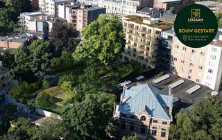 BOUWWERKEN GESTART!<br /><br />In de gegeerde Harmoniewijk in Antwerpen ontwikkelt Fides het nieuwbouwproject LOZAAN. Het project omvat twee stijlvolle gebouwen, verbonden door een groene binnentuin met eeuwenoude bomen. Deze groene ruimte, een overblijfsel van de historische stadstuinen, vormt een uniek kader waarin stijlvol wonen en natuur harmonieus samenkomen.<br /><br />LOZAAN biedt een gevarieerd woonaanbod met appartementen van één tot drie slaapkamers. Op het gelijkvloers beschikken de appartementen over een privatief tuintje dat aansluit op de gemeenschappelijke binnentuin. Op de verdiepingen zijn er ruime terrassen en enkele appartementen met balkon. De hoogwaardige afwerking loopt als een rode draad doorheen alle woonunits. Wie tijdig beslist, kan bovendien nog persoonlijke keuzes maken in keuken, badkamer, vloerbekleding en indeling.<br /><br />De ligging in de Harmoniewijk is een absolute troef. Hier woont u in een dynamische en elegante buurt met alle voorzieningen in de onmiddellijke omgeving: winkels, scholen, openbaar vervoer en parken. Daarnaast beschikt LOZAAN over een ondergrondse parkeergarage met inrijhelling.<br /><br />Met LOZAAN kiest u voor een combinatie van klassieke elegantie, hedendaagse architectuur en een uitzonderlijke groene woonomgeving in hartje Antwerpen.<br /><br />Info, brochure en afspraak: www.fidesinvest.be/lozaan<br /> 