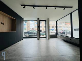 Op een invalsweg naar centrum Wetteren vinden we deze recent, compleet vernieuwde, commerciële ruimte. De ruimte wordt verwarmd en gekoeld door...