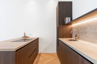 Stel je voor: wonen in het hart van de stad, op een steenworp van alles wat je nodig hebt, in een fris gerenoveerd appartement. Dit appartement, gelegen op de eerste verdieping van een kleinschalig gebouw, biedt 81m² aan woonplezier en comfort.

Zodra je de deur opent, word je verwelkomd door een prachtige visgraatparketvloer die door het hele appartement loopt. De grote raampartijen met charmante Franse balkons zijn echte blikvangers; ze zorgen niet alleen voor een overvloed aan natuurlijk licht, maar ook voor een levendig uitzicht op de karaktervolle stadsarchitectuur. De open leefruimte stroomt moeiteloos over in de moderne keuken met donkere kasten en lichte werkbladen, de ideale plek om te koken terwijl je vrienden alvast een wijntje inschenken.

Slim ingedeeld, beschikt het appartement over een royale master bedroom waar rust de boventoon voert. De tweede kamer is compact maar functioneel, perfect als rustige bureau-ruimte voor de thuiswerker of als fijne logeerkamer. De badkamer is modern afgewerkt met een ruime inloopdouche en een dubbele wastafel, perfect voor een frisse start van de dag. Verder beschikt het appartement ook over een aparte toilet. Dankzij de recente renovatie is dit appartement volledig instapklaar en wacht het gewoon op jouw meubels.

In de kelder is er een private berging beschikbaar.

Zin om dit lichte en sfeervolle appartement met eigen ogen te ontdekken? Maak snel een afspraak via info@goose.be of +32 479 75 91 36.