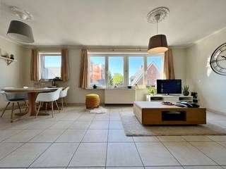 Dit appartement is gelegen op een boogscheut van de vestingen, Menenpoort en de Grote markt (TOPLIGGING) en omvat een inkom, apart toilet, ruime lichtrijke leefruimte met open ingerichte keuken, bergruimte, badkamer met lavabomeubel en ligbad en twee ruime slaapkamers waarvan 1 met toegang tot het zeer ruime terras waar je een open zicht hebt over stad Ieper. <br /><br />Met als extra troef de garagebox, deze is toegankelijk via een doorrit onder het gebouw. <br /><br />- TOPLIGGING<br />- kleinschalige residentie <br />- lift aanwezig in gebouw<br /><br />Ook zeer geschikt als opbrengsteigendom.