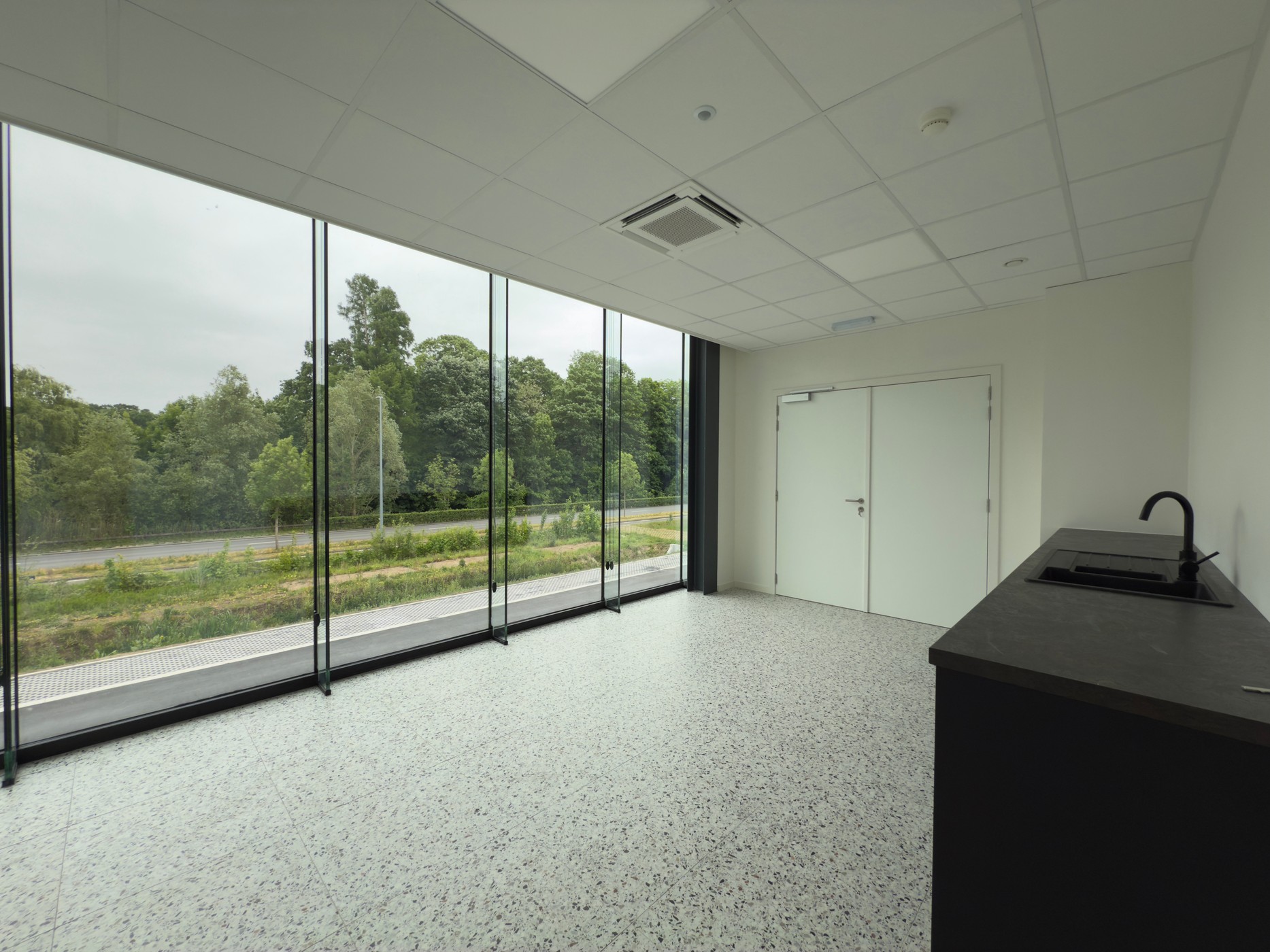 KMO unit 219 m² met kantoor 287m² te Olsene vlak aan E17 - foto 5