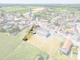 In het charmante dorpscentrum van Hollebeke, op een steenworp van Provinciedomein De Palingbeek en op slechts 15 minuten van het centrum van Ieper, bevindt zich dit veelzijdige eigendom boordevol mogelijkheden. Op slechts 100 m afstand bevindt zich een kleuter, lager, bakker en winkel. Dankzij de combinatie van een instapklare gezinswoning en een ruime loods van circa 250 m² vormt dit pand de ideale opportuniteit voor wie wonen en werken wil combineren. Bovendien beschikt de woning over een conforme elektrische installatie en een gunstige EPC-score met energielabel C.
We betreden de woning via de inkomhal met gastentoilet en praktische vestiairekast. Van hieruit komen we terecht in de ruime en lichtrijke leefruimte, waar een warme parketvloer, een gezellige gaskachel en maatwerkkasten zorgen voor een aangename woonbeleving. Aansluitend bevindt zich de volledig ingerichte kwaliteitskeuken, die uitgerust is met alle nodige comfort. Naast de keuken vinden we zowel een koele berging als een extra bergruimte met ingemaakte kasten.
Ook de slaapvertrekken bevinden zich op het gelijkvloers. De woning beschikt over drie volwaardige slaapkamers en een badkamer voorzien van een ligbad.
Verder omvat de woning nog een bureauruimte, een afzonderlijke wasplaats en een polyvalente ruimte die toegang biedt tot de praktische bergzolder.
Op het ruime perceel van maar liefst 1.774 m² geniet u bovendien van alle rust en ruimte die het buitenleven te bieden heeft. De aangename tuin en het open uitzicht over de omliggende velden maken het plaatje compleet.
Een unieke kans voor particulieren, zelfstandigen of ondernemers die op zoek zijn naar een eigendom waar comfortabel wonen en professionele activiteiten naadloos samengaan.
Interesse? Neem snel contact op met Hyboma!