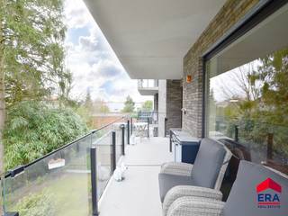 Welkom in Eeklo! In een rustige, groene buurt mag ik jullie dit fantastische appartement voorstellen, gelegen op de eerste verdieping van een...