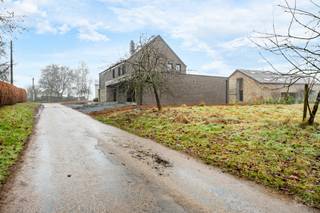 Vous recherchez un terrain à bâtir en province de Luxembourg, proche de l’E411 et au calme d’un village ardennais ?Découvrez ce lot 2 situé à...