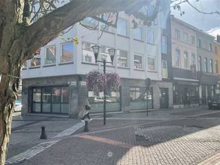 RONSE - Bent u op zoek naar een polyvalente handelsruimte op een A-locatie in centrum Ronse? Dan is dit pand misschien wel iets voor u! De...