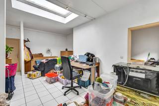 Voor meer info of een bezoek, bel 053 59 49 33 - Nabij het centrum van Aalst vinden we dit één slaapkamer appartement terug. Het appartement...