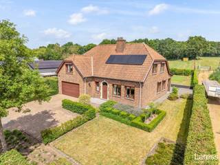 <p><strong>Waar rust, ruimte en bereikbaarheid samenkomen</strong></p>
<p>Landelijk wonen met alle comfort én een <strong>uitstekende bereikbaarheid</strong>? Deze charmante open bebouwing combineert het beste van twee werelden. U geniet hier dagelijks van een vrij uitzicht over achterliggende weilanden en bos, terwijl alle dagelijkse voorzieningen verrassend dichtbij zijn. Een supermarkt, kleuter- en lagere school bevinden zich op wandelafstand, ook de bushalte met regelmatige verbindingen richting Hasselt, Diest en Beringen ligt vlakbij. Middelbare scholen en het NMBS-station bereikt u bovendien in slechts enkele minuten met de fiets of de wagen. Tegelijk bevinden de E314, het klaverblad van Lummen en het centrum van Lummen zich op slechts enkele minuten, waardoor Hasselt, Leuven en Brussel bijzonder vlot bereikbaar zijn.</p>
<p>De woning werd doorheen de jaren met veel zorg onderhouden en verkeert in een <strong>uitstekende staat</strong>. Met een bewoonbare oppervlakte van <strong>257 m²</strong>, vier ruime slaapkamers, een recent gerenoveerde badkamer en een zonnig perceel van <strong>971 m²</strong> biedt ze alle ruimte voor comfortabel gezinsleven. Dankzij de sterke technische basis – waaronder een <strong>EPC-label C</strong>, zonnepanelen en een conforme mazouttank – is deze woning bovendien instapklaar.</p>
<p><strong>Waarom u deze woning moet ontdekken</strong></p>
<ul>
<li>Charmante open bebouwing op een perceel van <strong>971 m²</strong></li>
<li>Rustige, landelijke ligging met vrij uitzicht over weilanden en bos</li>
<li>Uitstekende verbinding naar de E314, Hasselt, Leuven en Brussel</li>
<li>Centrum van Lummen op slechts 5 minuten rijden</li>
<li>Supermarkt, scholen, bushalte én treinstation op wandel- en fietsafstand</li>
<li><strong>257 m²</strong> bewoonbare oppervlakte inclusief inpandige garage (2 personenwagens)</li>
<li><strong>4 </strong>volwaardige <strong>slaapkamers</strong></li>
<li>Recent stijlvol gerenoveerde badkamer</li>
<li>Recent aangelegd terras in blauwe hardsteen, deels overdekt</li>
<li>Ideale oost-zuidoriëntatie voor maximale lichtinval</li>
<li>Volledig beloopbare en droge kelder (ca. 65 m²), praktische zolder</li>
<li>Zonnepanelen (5.500 Wp)</li>
<li>EPC-label C</li>
<li>Conforme mazouttank</li>
<li>Asbestveilig</li>
<li>Alarmsysteem</li>
<li>Elektrische rolluiken aan alle ramen (behalve noord)</li>
<li>Gezellige inbouw houtkachel</li>
<li>Strak afgewerkte spanplafonds op het gelijkvloers</li>
</ul>
<p><strong>Indeling</strong></p>
<p><strong>Gelijkvloers</strong><br />Inkomhal, lichtrijke leefruimte met gezellige inbouw houtkachel, gastentoilet, volledig uitgeruste én ruime keuken, handige bureelruimte, inpandige garage en toegang tot het ruime, deels overdekte terras.</p>
<p><strong>Verdieping</strong><br />Vier ruime slaapkamers, een praktische nachthal en een recent gerenoveerde badkamer.</p>
<p><strong>Kelder & zolder</strong><br />Volledig beloopbare en droge kelder van circa 65 m², kruipkelder en een praktische zolder die ideaal is als extra bergruimte.</p>
<p><strong>Een woning om jarenlang van te genieten</strong></p>
<p>Deze woning onderscheidt zich niet alleen door haar ruimte en uitstekende staat van onderhoud, maar vooral door de harmonieuze combinatie van rust, wooncomfort en bereikbaarheid. Een plek waar je elke dag opnieuw met plezier thuiskomt.<br /><br />Voor meer informatie of een bezoek ter plaatse, contacteer uw vastgoedmakelaar Lars Smekens, via 0479/99.45.02 of lars.smekens@laress.be</p>