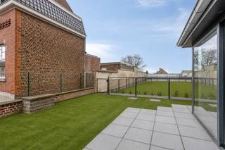 In the rural and peaceful town of Sint-Pieters-Kapelle, you’ll find this charming and spacious semi-open-plan home, housed in a fully renovated former school building. Here, authentic charm and contemporary living comfort go hand in hand, in a green setting where tranquility takes center stage.

Through the light-filled entry hall with a guest restroom, you enter the open living area, which is bathed in natural light thanks to the large windows and opens directly onto the private garden. The stylish, fully equipped kitchen flows seamlessly into the living area. On the first floor, you’ll find three full-sized bedrooms and a modern bathroom. The spacious attic floor offers two additional bedrooms and a second bathroom.

The home features energy-efficient finishes, including underfloor heating and solar panels, resulting in a favorable EPC rating and an exemption from cadastral income tax for the first five years. Additionally, you’ll have access to private parking spaces and a communal bicycle storage area. Option to purchase subject to registration fees.

A unique opportunity for anyone looking for a characterful, energy-efficient home with plenty of space in an exceptional location. Contact us to schedule a visit.
