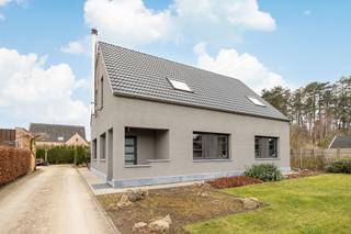 Multifunctionele woning met 3 slaapkamersOp een zeer ruim, rustig gelegen stuk grond vind je deze atypische woning met mogelijkheid tot verschillende...