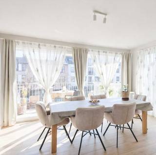 Bent u op zoek naar een instapklaar, recent en energiezuinig appartement op een toplocatie?<br />Dan is dit prachtige appartement van 108 m² in de moderne Residentie Teunishof zeker een bezoek waard. Gelegen in het centrum van Sint-Antonius woont u hier op wandelafstand van winkels, horeca, diensten en openbaar vervoer, met alle dagelijkse voorzieningen binnen handbereik.<br /><br />Het appartement bevindt zich in de B-blok van het project, een apart gelegen en kleinschaliger gebouw dat losstaat van de grotere residentie — ideaal voor wie graag rustig woont binnen een hedendaags nieuwbouwproject.<br /><br />Het appartement ligt op de eerste verdieping en is bereikbaar via lift én trap. U geniet van een ruime en lichtrijke leefruimte met een volledig uitgeruste moderne keuken voorzien van alle comfort – perfect voor wie graag kookt én gezellig ontvangt.<br /><br />De indeling biedt alle wooncomfort:<br /><br />3 slaapkamers<br /><br />Badkamer met inloopdouche<br /><br />Apart gastentoilet<br /><br />Praktische berging<br /><br />Overdekt terras van ±10 m², zodat u het hele jaar door comfortabel buiten kan zitten<br /><br />Waarom dit appartement extra interessant is:<br /><br />✔ Volledig instapklaar – recent opgeleverd (september 2025)<br />✔ Energiezuinig wonen dankzij warmtepomp<br />✔ Vloerverwarming en luchtbehandeling<br />✔ Kwalitatieve afwerking<br />✔ Lift én trap aanwezig<br />✔Mogelijkheid tot aankoop van 2 ondergrondse staanplaatsen, gunstig gelegen nabij de toegangsdeur en lift <br />✔ Kleinschaliger, apart gelegen blok binnen het project<br />✔ Dokterspraktijk aanwezig binnen de residentie<br />✔ Apotheek, slagers, bakkers, warenhuizen, bushalte,... vlakbij<br />✔ Alle appartementen binnen dit nieuwbouwproject zijn reeds verkocht – een sterke bevestiging van de kwaliteit en aantrekkelijkheid van Residentie Teunishof<br />✔ Alle technische en bouwinformatie netjes gebundeld in een volledig postinterventiedossier<br />✔ Beschikbaar bij akte<br /><br />Interesse? Neem contact op met 0472/65.39.46.<br /><br />Dit pand wordt verkocht zonder immokantoor, rechtstreeks van de eigenaar.