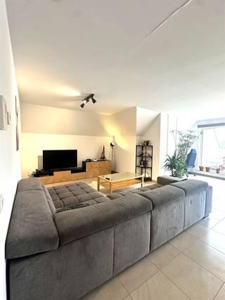 <p><span>Recent en energiezuinig appartement met 3 slaapkamers, terras en private parkeerplaats in Grembergen</span></p><p><span>In Grembergen, op een gunstige locatie met een vlotte verbinding naar de omliggende gemeenten en diverse invalswegen en vlakbij winkels, bevindt zich dit recente en energiezuinige appartement. De combinatie van een aangename lichtinval, vloerverwarming, een praktische indeling en drie ruime slaapkamers zorgt hier voor een comfortabel geheel.</span></p><p><span>De lichtrijke leefruimte vormt het hart van het appartement en sluit mooi aan op de moderne open keuken. Vanuit de leefruimte is er rechtstreeks toegang tot het terras, een aangename plek om even buiten te zitten.</span></p><p><span>Het appartement beschikt over </span><span>drie ruime slaapkamers</span><span>. De badkamer is uitgerust met zowel een </span><span>ligbad als een aparte douche</span><span>. Daarnaast is er een </span><span>afzonderlijk gastentoilet</span><span>, wat extra praktisch is. Aan alle ramen zijn </span><span>rolgordijntjes</span><span> voorzien.</span></p><p><span>Verder beschikt het appartement over een </span><span>grote bergin</span><span>g met aansluitingen voor zowel wasmachine als droogkast. Op het </span><span>gelijkvloers is er een private berging</span><span> en er is eveneens een </span><span>gemeenschappelijke fietsenberging</span><span> aanwezig. Achteraan het gebouw beschikt het appartement over </span><span>één vaste private parkeerplaats</span><span>.</span></p><p><span>Het appartement is voorzien van </span><span>vloerverwarming en een lift</span><span> en biedt dankzij de recente bouw en energiezuinige voorzieningen zoals </span><span>zonnepanelen en ventilatiesysteem type D</span><span> een aangenaam en comfortabel woonklimaat.</span></p><p><span>Maandelijkse lasten: 95/maand (inclusief lift, onderhoud individuele gasketel en ventilatieysteem, onderhoud gemene delen en parking, gemeenschappelijke elektriciteit, ...)</span></p><p><span>Beschikbaar vanaf 01/01/2027</span></p><p><span> </span></p><p><span>Verdere info of een bezoek ter plaatse contacteer Immo Twins 052/55.55.55</span></p>