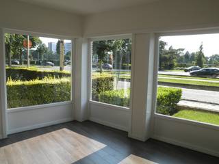 <br /><br />Ontdek dit charmante appartement, gelegen aan de Marie-Josélaan 73 in Berchem (Antwerpen). De lichte woonruimte wordt gekenmerkt door grote raampartijen die zorgen voor veel natuurlijke lichtinval en een aangename sfeer. Vanuit de leefruimte heeft u een mooi uitzicht op de omgeving. Een open keuken met elektrische oven, kookplaat, vaatwasmachine, dampkap en ijskast vervolledigt het geheel.<br />Het appartement beschikt over een functionele indeling met twee aparte slaapkamers, ideaal voor koppels of kleine gezinnen. De badkamer is uitgerust met een groot hoekbad, en er is een apart toilet.<br />Er is tevens een aparte wasplaats met ruimte voor wasmachine, droogkast en kasten. Een ruime kelder is voorzien.<br />Er is geen renovatieplicht gezien het appartement een EPC D heeft. Er werd dit jaar een nieuwe centrale hoogrendementsketel geplaatst<br />Het appartement is op dit ogenblik verhuurd.