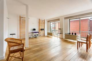 <p>Ruim kantoor van ca 153 m² aan de Ruggeveldlaan in Deurne. De nabijheid van enkele grote invalswegen en openbaar vervoer zorgt voor een vlotte bereikbaarheid.</p>
<p>Het kantoor bevindt zich op de eerste verdieping en is momenteel in gebruik als praktijkruimte, maar thans vergund als appartement.</p>
<p>Riante inkomhal met gastentoilet en momenteel ook voorzien van grote keuken met eiland.</p>
<p>Aan de voorzijde bevindt zich een grote open ruimte met aangrenzend een aangenaam terras van ca 5 m². De kamerbrede raampartijen zorgen ervoor dat deze ruimte aangenaam licht en ruim aanvoelt. De parket die werd doorgetrokken in het volledige appartement zorgt dan weer voor een warme touch.<br />Deze ruimte biedt nog tal van mogelijkheden naar indeling toe. Momenteel onderverdeeld in zitruimte en aparte bureau.</p>
<p>Naastgelegen keuken is voorzien van verschillende toestellen: koelkast met vriesvak, keramische kookplaat en vaatwasser. Berging met aansluitingen voor wasmachine en droogkast.<br /><br />Centraal bevindt zich de badkamer. Deze is aangenaam ruim en uitgerust met bad, douche en dubbele lavabo.</p>
<p>Aan de rustige achterzijde bevinden zich momenteel 3 behandelkamers. Oorspronkelijk waren dit vier slaapkamers, met allemaal toegang tot het achtergelegen terras van ca 17 m². Het terras strekt zich over de volledige breedte van het appartement.</p>
<p>Een privatieve kelderbergingen is reeds begrepen in de verkoopprijs.<br />Een garagebox kan bij aangekocht worden aan 30.000 euro, excl. registratiebelasting.</p>