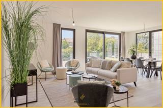 <strong>Immo Van Middelem verkoopt dit ruim, instapklaar nieuwbouwappartement (+/- 115m²) met 3 slaapkamers, terras en kelderberging in het nieuwbouwproject 'Bruegel' te Dilbeek, op de grens met Anderlecht.</strong><br /><br /><span>De ligging biedt heel wat voordelen: scholen, handelaars (o.a. bakker, apotheek, krantenwinkel) bevinden zich op wandelafstand. De op- en afritten van de Ring liggen op +/- 100m waardoor de locatie een ideale uitvalsbasis is met de wagen alsook met het openbaar vervoer.</span><br /><br /><span>Het appartement is gelegen op de 1st verdieping (met lift) van een kleinschalig project met 10 appartementen en 2 ruimtes voor een vrije beroep of dienstverlening.</span><br /><br /><span>De indeling is als volgt: living (salon en eetplaats) met open volledig ingerichte keuken en toegang tot het terras, nachthal, 3 slaapkamers, badkamer (douche in bad) en een berging. Een ruime berging van +/- 9m² in de ondergrondse parking is inbegrepen in de prijs.</span><br /><br /><span>De hoogwaardige afwerking en bijzondere aandacht voor de meest recente isolatienormen waarborgen een kwaliteitsvol en energiezuinig wooncomfort. De appartementen zijn ontworpen met aandacht voor natuurlijke lichtinval en een hoge woonkwaliteit.</span><br /><br /><span>De privatieve staanplaats in de ondergrondse parking is verplicht te kopen aan 28.500 € samen met het appartement.</span><br /><br />Gemeenschappelijke lasten: ± 125 €/maand (onderhoud en verbruik gemene delen en tuin, lift, syndicus, blokpolis)<br />Individuele tellers. Vloerverwarming met warmtepomp en zonnepanelen inbegrepen in de prijs. EPB op basis van voorstudie: E-peil van E28. <br />De verkoop geschiedt volledig onder 21% BTW. <br />Kosten voor het aandeel in de opmaak van de basisakte (1.000 €), voor de aansluiting op de nutsvoorzieningen (5.750 €) en de reeds uitgevoerde schilderwerken (5.000 €) zijn ten laste van de koper.<br />Vrij bij akte.