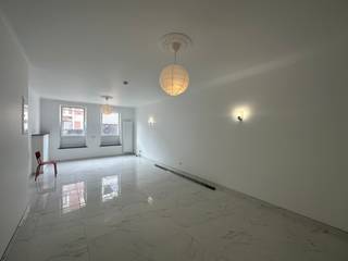 Te huur: modern gelijkvloersappartement met twee slaapkamers in een kleinschalige residentie. Dit appartement biedt een ruime en lichtrijke...